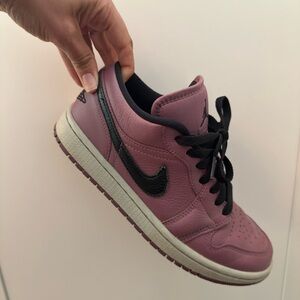 Nike Women's Mauve and Black Sneakers